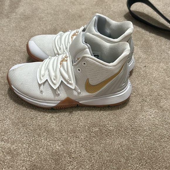 size 4y boys nike kyrie irving shoes(fits size 5 women) - Picture 2 of 4